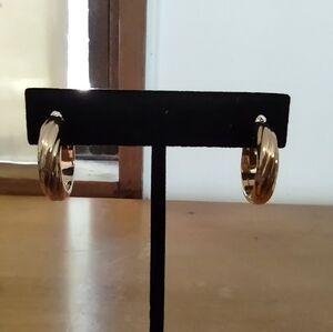14kt gold ribbed hoop earrings